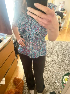 Gråa lågmidjade bootcut  kostymbyxor - Säljer ett par mörk gråa kostymbyxor med bootcut passform och låg midja. Byxorna har en enkel och stilren design som gör dem lätta att matcha med olika överdelar. Snygga och nyskick 