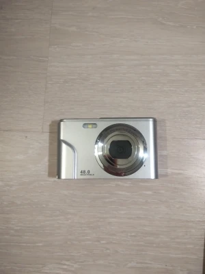 Silverfärgad digitalkamera - Snygg silverfärgad digitalkamera i nyskick. Perfekt för dig som vill ta skarpa bilder och ha en smidig kamera i fickan. Aldrig använd då jag redan har en likadan. Batteri, laddare och övriga tillbehör finns med. Nypris 440 kr.