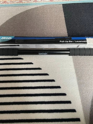 Pull-up bar🏋️💪 - Säljer en justerbar pull-up bar (dörrtrapets). Perfekt för hemmaträning 💪 Passar dörröppningar ca 63–96 cm. Maxvikt: upp till 100 kg.  I mycket bra skick / oanvänd (se bild). Enkel att montera utan att borra.  Säljes p.g.a. att den inte används.  📦 Kan skickas eller mötas upp. 