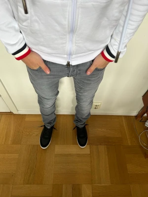 Dondup jeans - Sköna Dondup jeans med bra passform och snygg färg!! Skriv vid frågor🙌🤩
