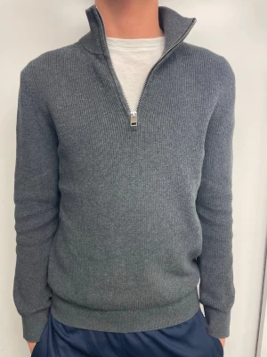 Grå halvzip tröja - Säljer en grå halvzip tröja i fint skick.