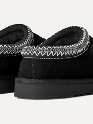 Svarta UGG tofflor med mönstrad kant - Säljer ett par svarta UGG tofflor i mocka med fluffigt foder och en snyggt mönstrad kant i vitt och grått. Tofflorna har låg profil och UGG-logga på sidan. Perfekta för att hålla fötterna varma hemma. Passar perfekt nu till våren men även vintern eller höstern. Skorna kostar 1700 nypris men mina är använda ett fåtal gånger och säljs för 1100 kontakta mig för bättre bilder 