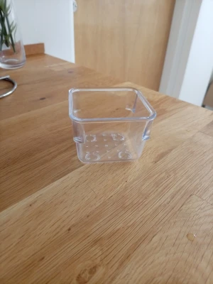 Transparent fyrkantig plastburk - Praktisk liten transparent plastburk med fyrkantig form. Perfekt för förvaring av småsaker, till exempel pärlor, skruvar eller andra småprylar. Enkel att stapla och lätt att rengöra tack vare det släta materialet. 7x7cm