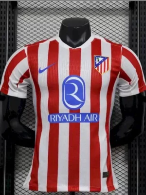 Atletico Madrid matchtröja röd/vit - Snygg Atletico Madrid matchtröja från Nike med klassiska röda och vita vertikala ränder. Tröjan har klubbmärke på bröstet, blå Nike-logga och sponsortryck i blått. Tillverkad i lätt och ventilerande material, perfekt för fotbollsträning eller match.