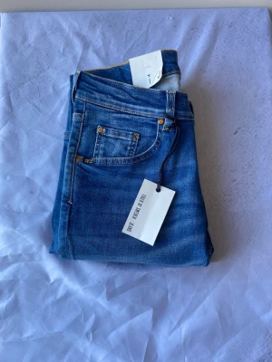 Tiger of sweden jeans, blå slim fit jeans 30/34 - Säljer ett par blå slim fit jeans från Capsule, modell W59720004. Jeansen har klassisk femficksdesign, snygga kontrastsömmar och är tillverkade i denim. Perfekt passform och stilren look för dig som gillar en modern och enkel stil. Ny pris 1600 lr 