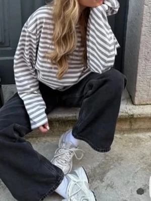 Randig långärmad topp i bomull - Snygg långärmad topp med grå och vita ränder. Oversized passform och mjukt bomullsmaterial. Bild lånad, men identisk tröja