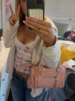 söt rosa väska - säljer denna söt rosa väska då den inte kommer till användning. Minns tyvärr inte vart den är ifrån💓