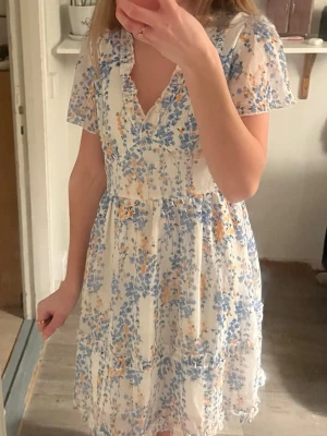 Blommig klänning - Säljer denna fina sommarklänningen🩵
