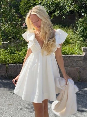 Student klänning - Säljer denna super populära student klänningen. Den är ny med prislapp och har inga defekter. Storlek är M men skulle säga att den passar xxs till M. 