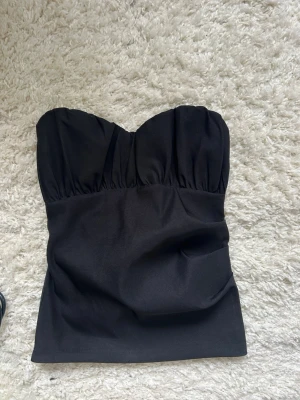 Svart  tubtopp zara - Tubtopp från Zara storlek S💕 helt oanvänd och precis som ny