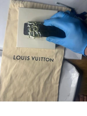 Dubbelsidig b bälte - 📏 110 cm ✨ Mycket bra skick 📸 Precis som på bilderna 📦 Skickas inom 24h ❓ Skriv gärna vid frågor 💎 helt ny