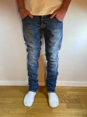 Dondup jeans - Dondup jeans! Trendigaste jeansen på marknaden! Storlek w31, osäker på passform fråga om mått☺️ Ny pris=4000kr Säljs för 899kr
