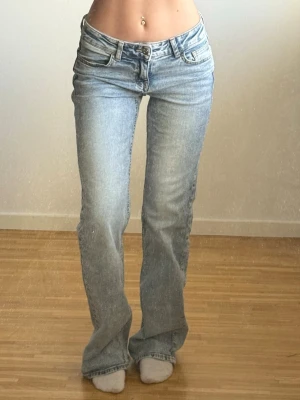 Low waist jeans - Lågmidjade jeans från H&M i en lite washedout färg. Köpta för 4-5 år sen o användes förr, men inga skador! Jag är ganska kort, samt gått ner i vikt, så dom ser mer ut som straight leg, men dom har en bootcut stil. Vid frågor är det bara att höra av sig! Storlek 34, vilket motsvarar ungefär XS & dom är ganska stretchiga 