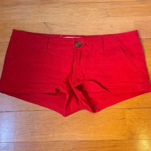 Röda lågmidjade jeansshorts hollister  - Röda lågmidjade jeansshorts ifrån Hollister, midjemåttet är 39cm! 