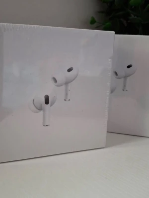 Apple AirPods Pro 2nd Gen USB-C - Säljer helt nya AirPods Pro (2nd generation). Oöppnad förpackning – plasten kvar.  Laddare kommer med. ✅ Aktiv brusreducering (ANC) ✅ Transparensläge ✅ Perfekt ljud & passform ✅ Nypris i butik: mellan 2000-3000 kr  Pris: 1400 kr (kan diskuteras vid snabb affär) Skick: Helt nya Betalning: Swish/kontant Upphämtning: Svedala/malmö eller skickas mot fraktkostnad  Seriösa köpare hör av sig via PM 😊