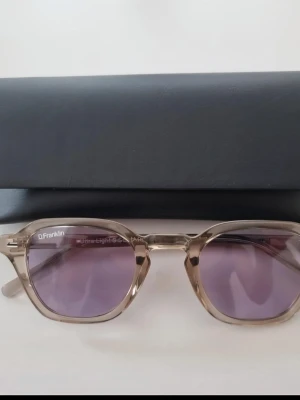 Photochromatic D.Franklin sunglasses - Never worn because yhey don't suit me. Polarised, lenses darken when out in the sun.For more information here iS the link on the brand website: https://www.dfranklincreation.com/products /ultra-light-s-square-trans-photochromic -lavender