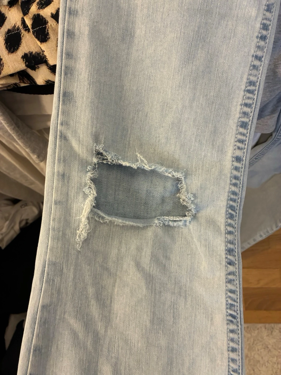 Ljusblå slitna jeans med brodyr - 1