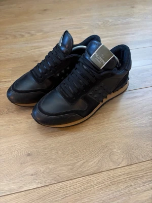 Valentino Rockrunners  - Svarta Valentino Rockrunners i storlek 41 men passar 42 också. Bra skick, använda sparsamt. Nypris ca 7000kr. Bara skorna ingår tyvärr. Skriv om du har några frågor