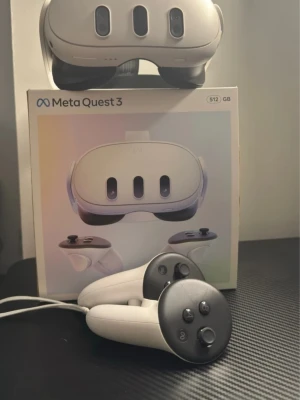 Meta Quest 3 512GB med tillbehör - Hej jag säljer mitt meta quest 3 512GB 4k. Det är helt nytt. Bara prövat. Det kommer med ett elite strap och ett cary case från meta. Det är det mest avancerade headsetet på marknaden just nu. Du behöver inte vara orolig av att utrymmet ska ta slut med 512GB. Den har de nya pancacke lenserna för de bästa grafikerna. Jag har original boxen och original headstrapet.  Nytt pris från meta: 9 000 kr.  Mitt pris: 5 995 kr.