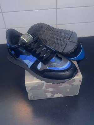 Valentino rockrunners blå.  - Blå valentino rockrunners i storlek 43 kan även passa 44. Mycket bra skick använt ett fåtal gånger. Låda och dust bag medföljer. Pris kan sänkas vid snabb affär
