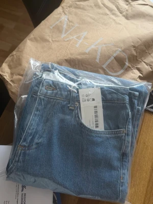 Oanvända NA-KD jeans - Testar sälja innan jag skickar tillbaka! Strl 32 men stora i storlek tycker de är som en 34/36 , annars super snygga😍 låg midja. kostar 699 på hemsidan och är slutsålda. säljer för 150kr mindre!