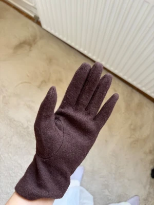 Bruna ullhandskar i klassisk stil - Åhléns 