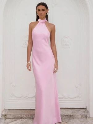 Balklänning, Ljusrosa långklänning med halterneck - Elegant ljusrosa långklänning i satinliknande material med halterneck och öppen rygg. Klänningen har smickrande passform, knyt i nacken och fina banddetaljer i ryggen. Perfekt för dig som vill sticka ut med en stilren look.