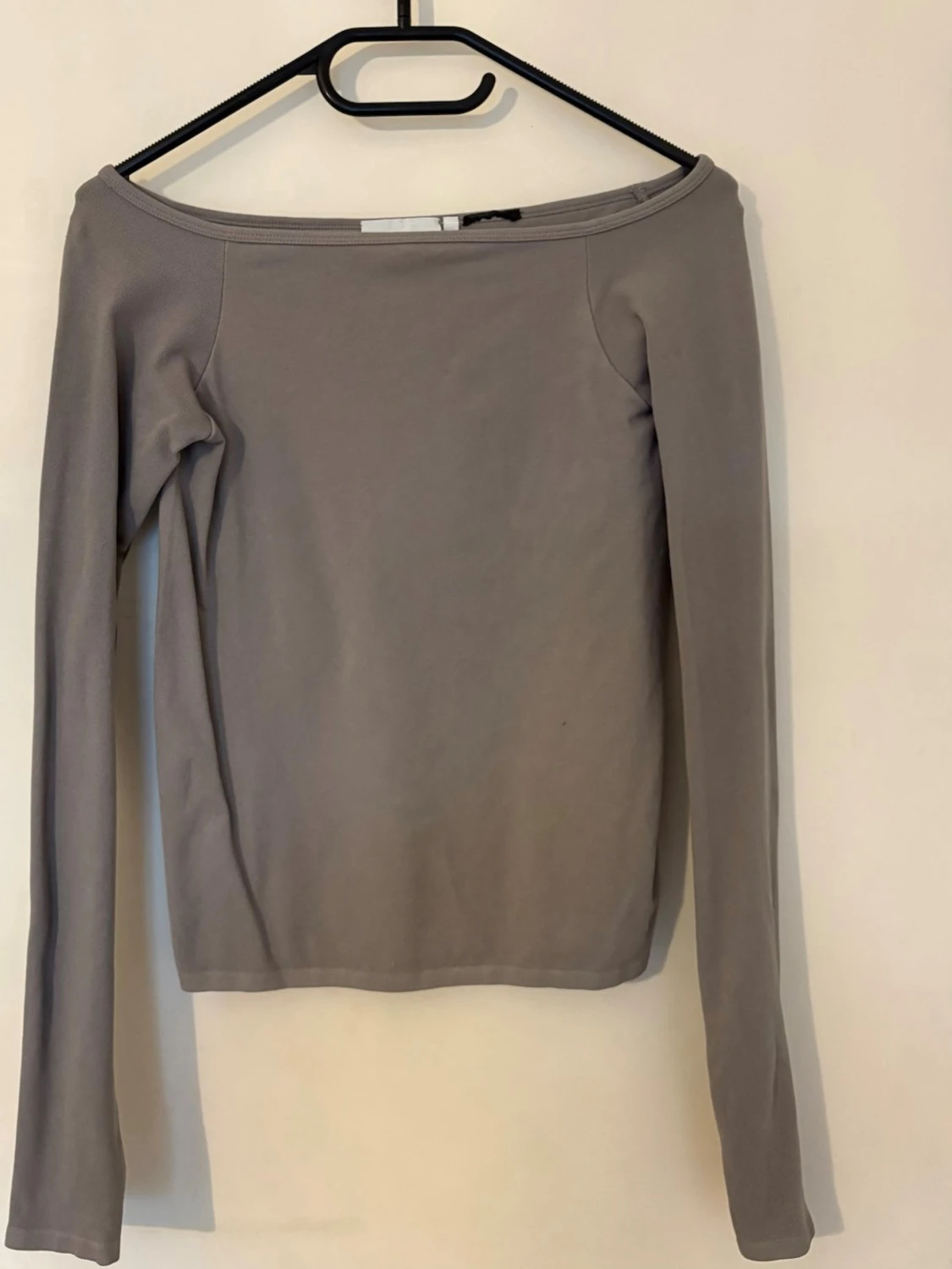 Grå offshoulder topp från Weekday  - 3