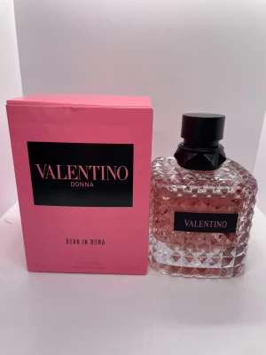 Valentino Donna Born In Roma EdP 100ml - Kvinnlig parfym endast öppnad förpackning o flaska i nykondition. 100ml priset är inte hugget i sten