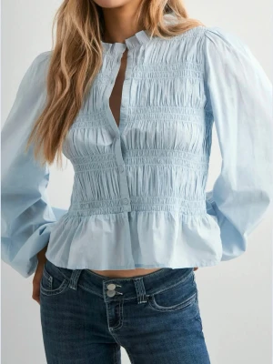 Ljusblå blus från Nelly - Ljusblå jättefin blus från Nelly, jättefin nu till våren. Bara använd ett fåtal gånger pågrund av att den är för lite. Jättefint skick! 