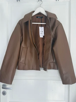 Brun skinnjacka från Gina Tricot - en superfin kort jacka i mjukt skinnimitation i en varm brun nyans. 🤎 