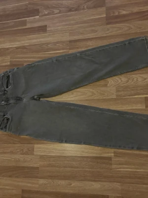 Grå raka jeans från Levi's - Snygga grå jeans från Levi's med rak passform.