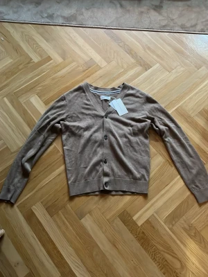 Kofta från Pier One - Säljer nu denna oanvända sjukt feta cardiganen från pier one. Storleken är M. Hör av dig vid föer frågor.