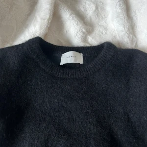 Svart stickad tröja från Neo Noir - Så snygg och varm stickad tröja från Neo Noir i alpacka! Ganska använd, därav priset 💞