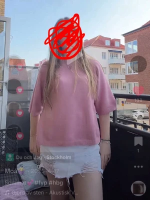 Rosa stickad tröja med rund hals - Mysig rosa stickad tröja med rund halsringning och avslappnad passform. Tröjan har långa ärmar och ribbade muddar vid ärmslut och nederkant. Perfekt för kyliga dagar och enkel att matcha med jeans eller kjol.