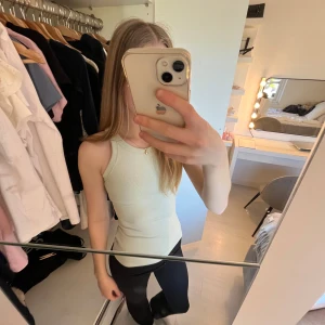 Ljusgrönt linne från H&M - Säljer ett ljusgrönt linne från H&M i storlek XS. Toppen är ärmlös och har en tight passform, perfekt för varma dagar. Enkel och stilren design som passar till mycket.