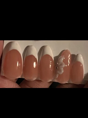 French tip med vit blomma och diamant - Skriv gärna vid frågor eller beställningar, finns i alla storlekar och i kort eller medium längd!!💗💕Lim ingår och de är återanvändbara💖