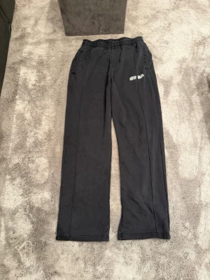 Svarta träningsbyxor från Urban Classics - Svarta träningsbyxor från Urban Classics. Grymt skick!