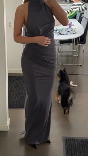 Mörkgrå långklänning halterneck - Jätte skön och stretchig klänning. Storlek 34 men funkar 32-36. Hade endast bilder när jag provade klänningen men vid intresse skickar jag fler bilder. 