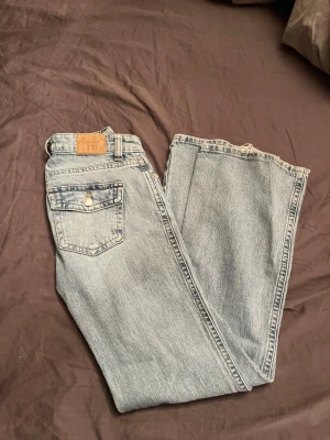 Ljusblåa jeans från Gina  - Säljer ett par ljusblåa jeans med fickor där bak. 