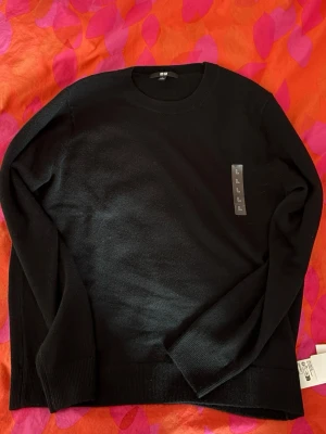 Svart kashmir tröja från Uniqlo - Svart 100% Kashmir tröja från uniqlo i storleken L. Aldrig använd.