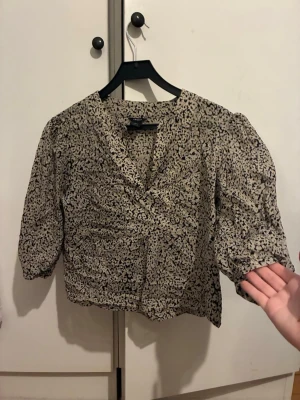 Mönstrad blus från Lindex  - Leopard blus från Lindex