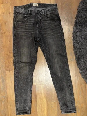 Gråa jeans Jack&jones  - Ett par jätte snygga gråa jeans från Jack and Jones. Modellen är taperd Erik. Nypris ca 900kr. Skick 8/10. Storlek L34 W32. Skriv för mer bilder eller info! 