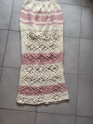 Virkad kjol - Handgjord virkad strandkjol/sommarkjol med blommönster. Så himla fin och bekväm. Midjan är ribbvirkad + har sytt fast resår så att den sitter perfekt och inte åker ner❤️ Kan gå ner i pris vid snabb affär!