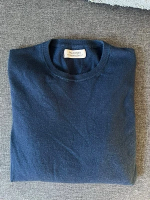 Falconeri tröja i kashmir  - Knappt använd tröja från det italienska märket falconeri. Nypris 2700kr. Den är gjord i 100% Kashmir och har inga nopprar eller tecken på användning. Väldigt skön tröja, passar perfekt med eller utan en skjorta under. Storleken är 48 (italiensk) i svenska mått skulle ja uppskatta den till xs/s. Har du några frågor eller liknande är det bara att höra av sig!