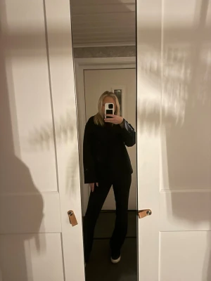Levi's 725 High Rise Bootcut Jeans - Snygga svarta Levi's 725 High Rise Bootcut jeans i premiumkvalitet. Modellen har hög midja och bootcut-ben som ger en trendig siluett. Perfekta för dig som vill ha en klassisk men modern look. Tillverkade i ett mjukt och stretchigt material för extra komfort.