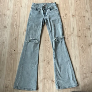 Ljusblå bootcut jeans från Nelly - Säljer ett par ljusblå bootcut jeans från Nellys egna märke! Sparsamt använda.