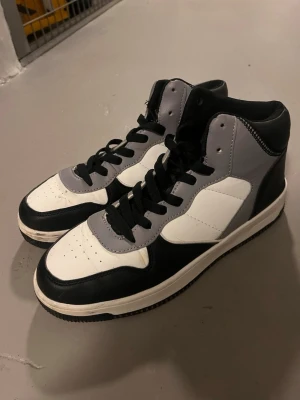  sneakers  - Snygga high top sneakers från 157 i svart, vitt och grått. Perfekta för en streetwear-look.