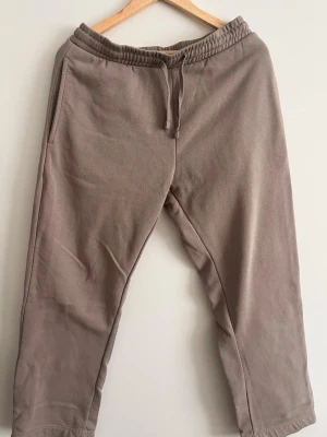 Beige mjukisbyxor - Säljer ett par beige mjukisbyxor. Byxorna har raka ben och sidofickor. Perfekta för chill dagar eller när du vill vara extra bekväm. Materialet känns mjukt och följsamt.