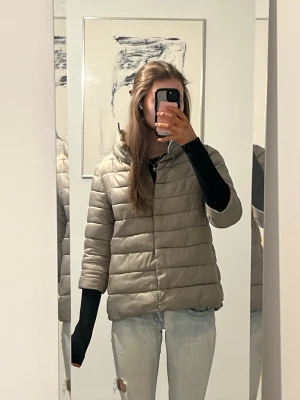 Trekvartsärm jacka - Herno liknande jacka 😍😍😍 perfekt för våren!!
